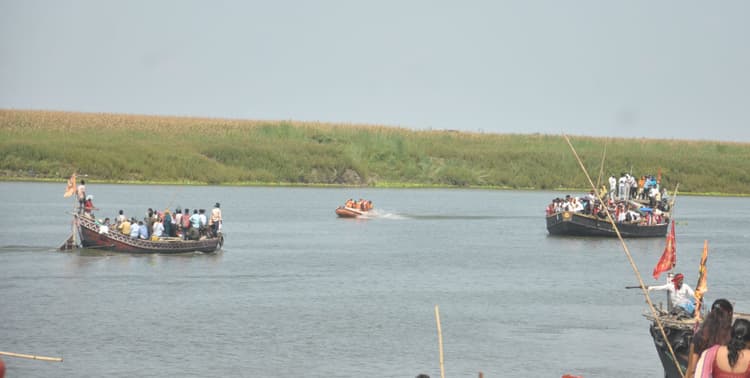 BHAGALPUR विक्रमशिला सेतु ठप होने के बाद गंगा पार करने के लिए जलमार्ग बना सहारा