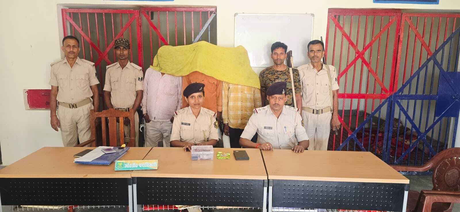 ARARIA : स्मैक के साथ तीन तस्कर गिरफ्तार, नकद और तराजू बरामद