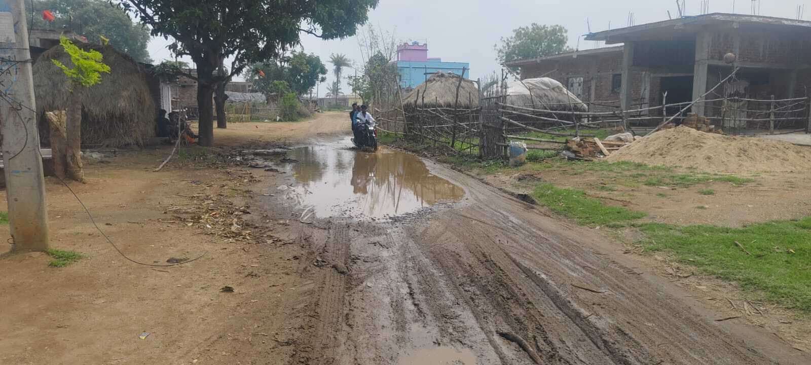 BANKA : 463 लाख की सड़क बनी ‘मुसीबत का रास्ता’, धीमी मरम्मत ने बढ़ाई लोगों की परेशानी