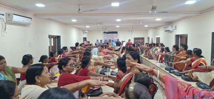 ARARIA : बाल विवाह मुक्त समाज बनाने के लिए महिला पर्यवेक्षिकाओं व सेविकाओं ने लिया संकल्प