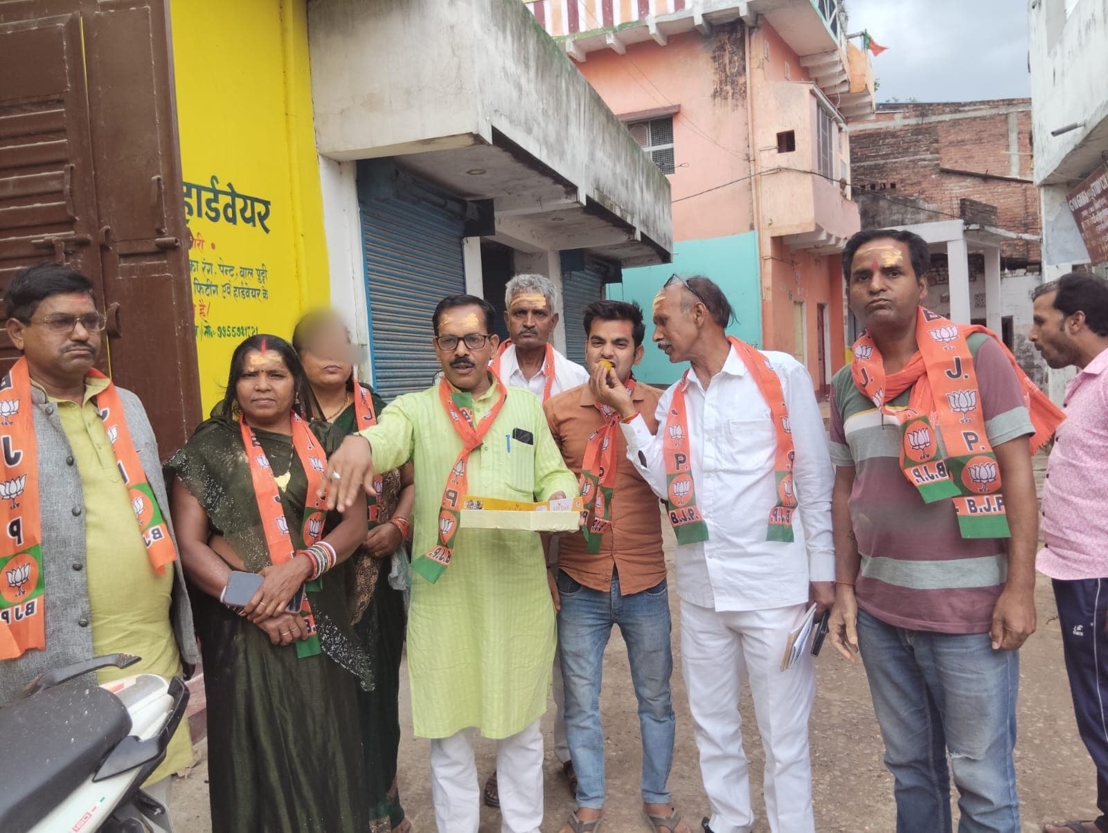तीन राज्यों में जीत पर गदगद हुए भाजपाई, मिठाई और झालमुरी बांटकर जाहिर की खुशी