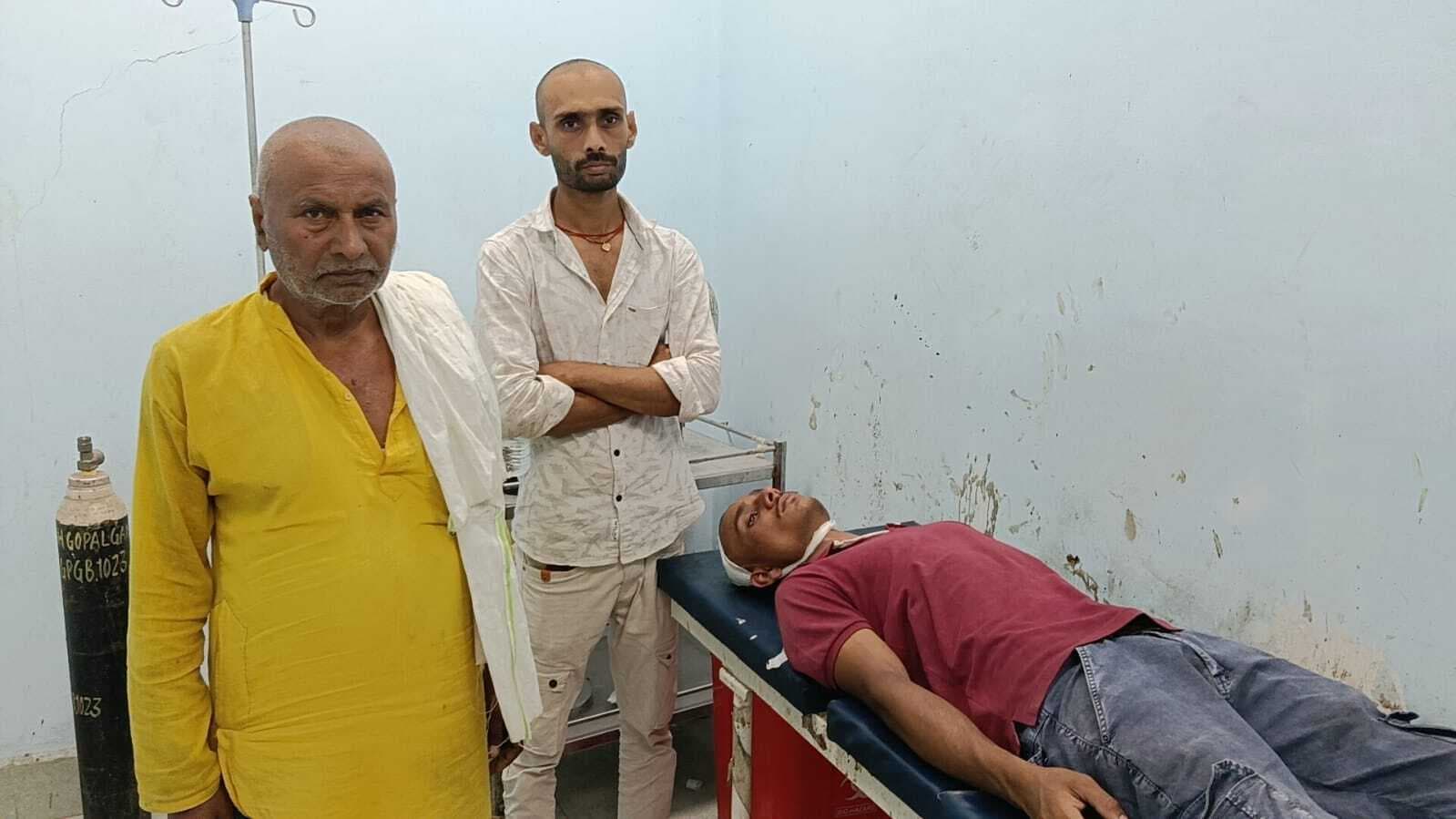 Gopalganj News : जादोपुर में भैंस के बच्चे की चोरी के आरोप में युवक पर चाकू से किया जानलेवा हमला