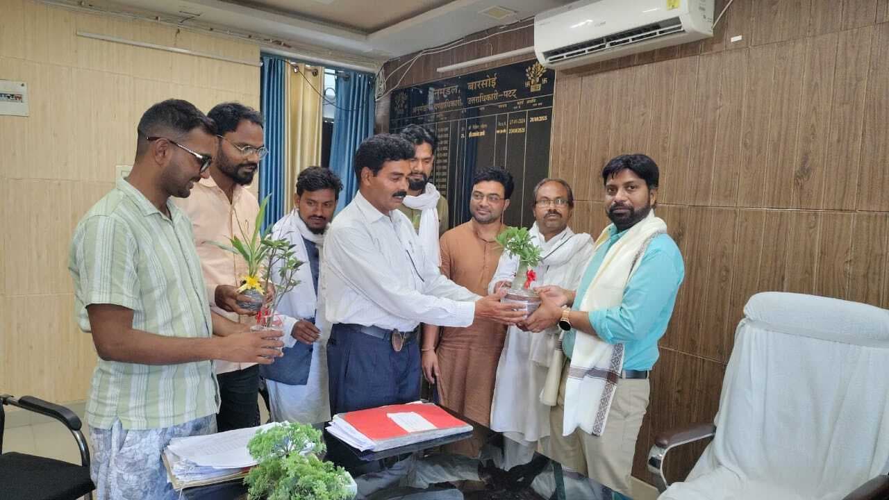 पर्यावरण संरक्षण को लेकर एसडीएम को सौंपा पौधा