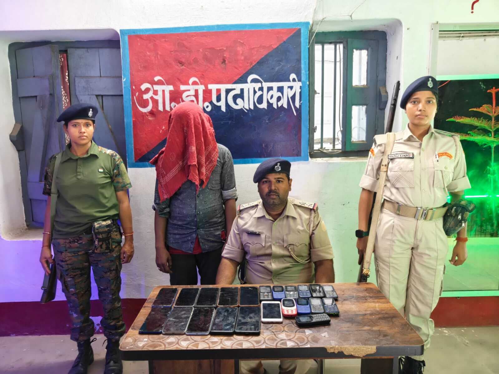 चोरी के 21 मोबाइल के साथ एक आरोपित गिरफ्तार