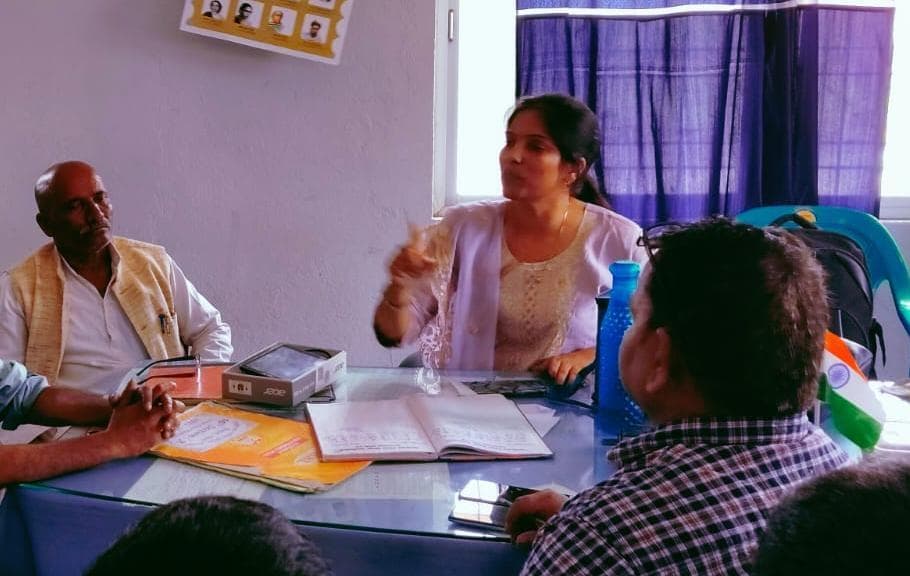 एचएम के पति निबटाते हैं स्कूल के कार्य