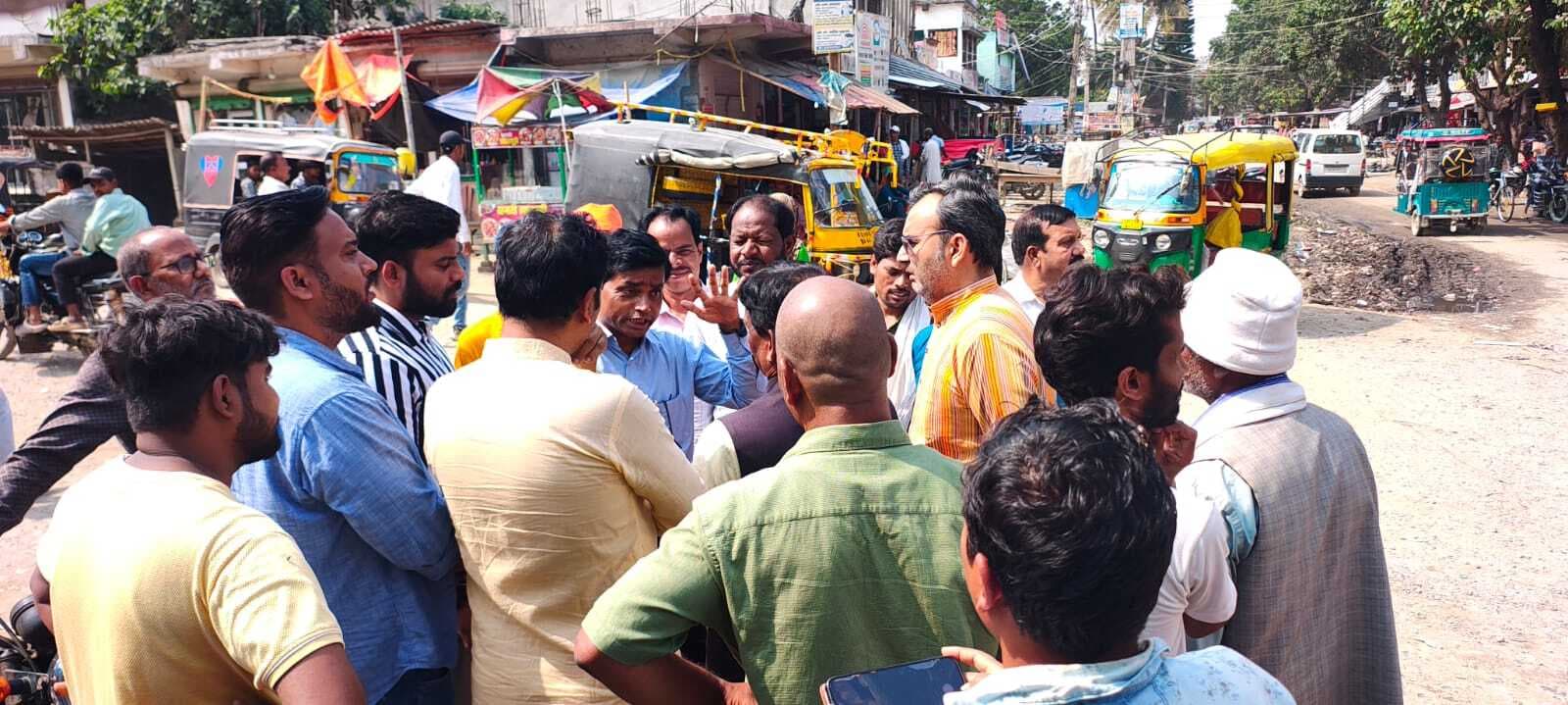 जिस जगह पहले थी उसी जगह प्रतिमा स्थापना पर अड़े लोग