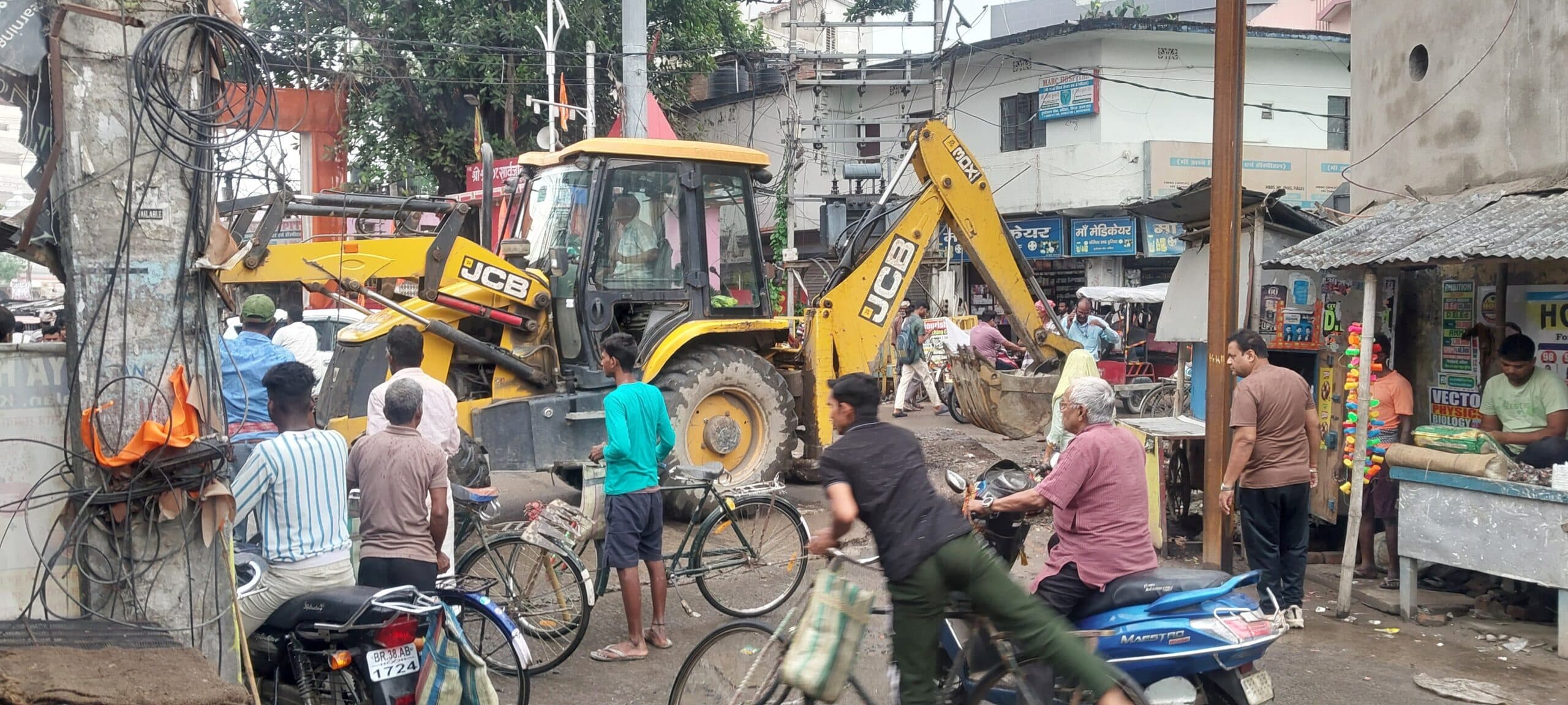 भीड़ भाड़ के समय नाला सफाई से शहरवासियों की बढ़ी परेशानी