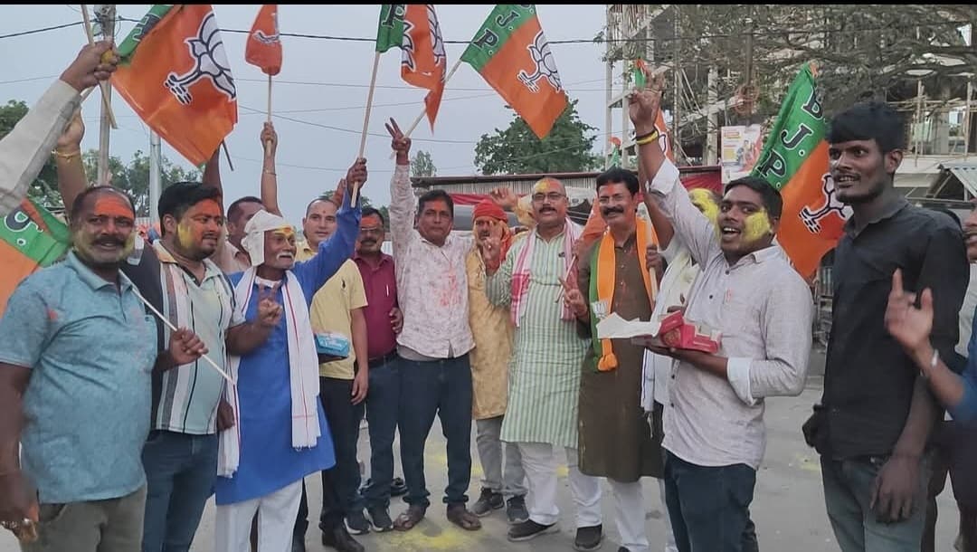 भाजपा नेताओं व कार्यकर्ताओं ने जीत पर मनाया जश्न