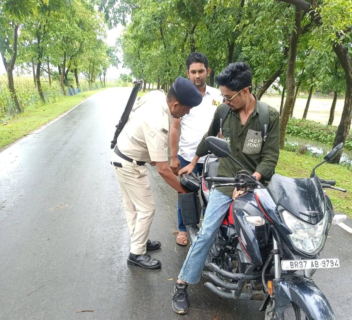 पुलिस ने चलाया वाहन जांच अभियान