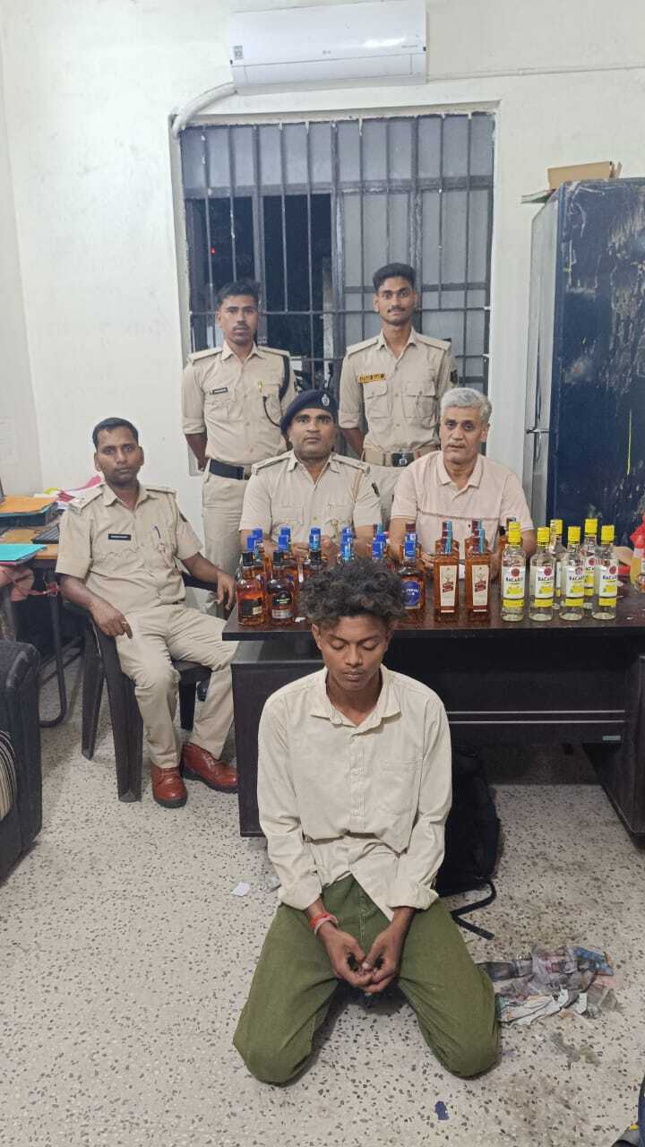 12 लीटर विदेशी शराब के साथ तस्कर गिरफ्तार