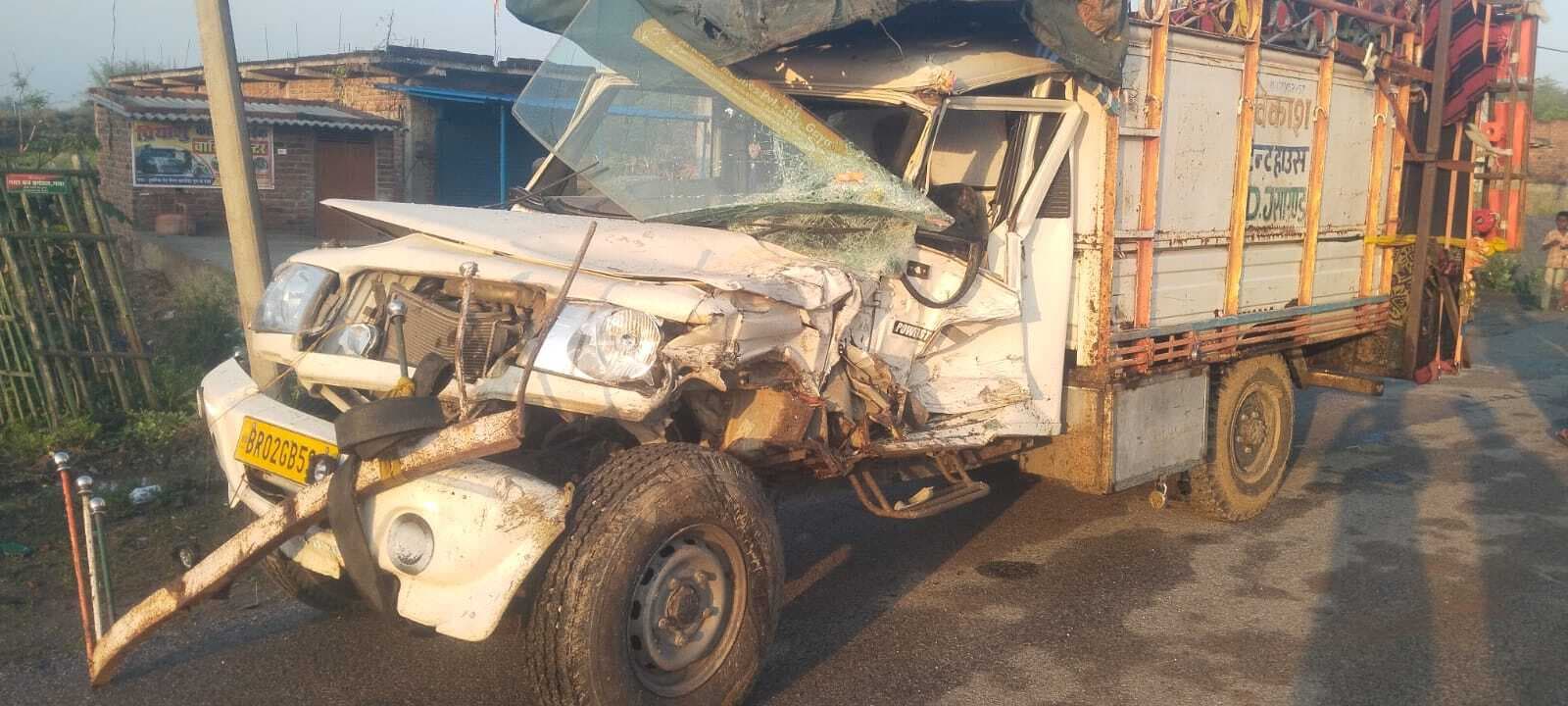 डुमरिया में भीषण सड़क हादसा: SH-69 पर हाइवा और डीजे पिकअप में आमने-सामने की टक्कर, युवक की हालत नाजुक