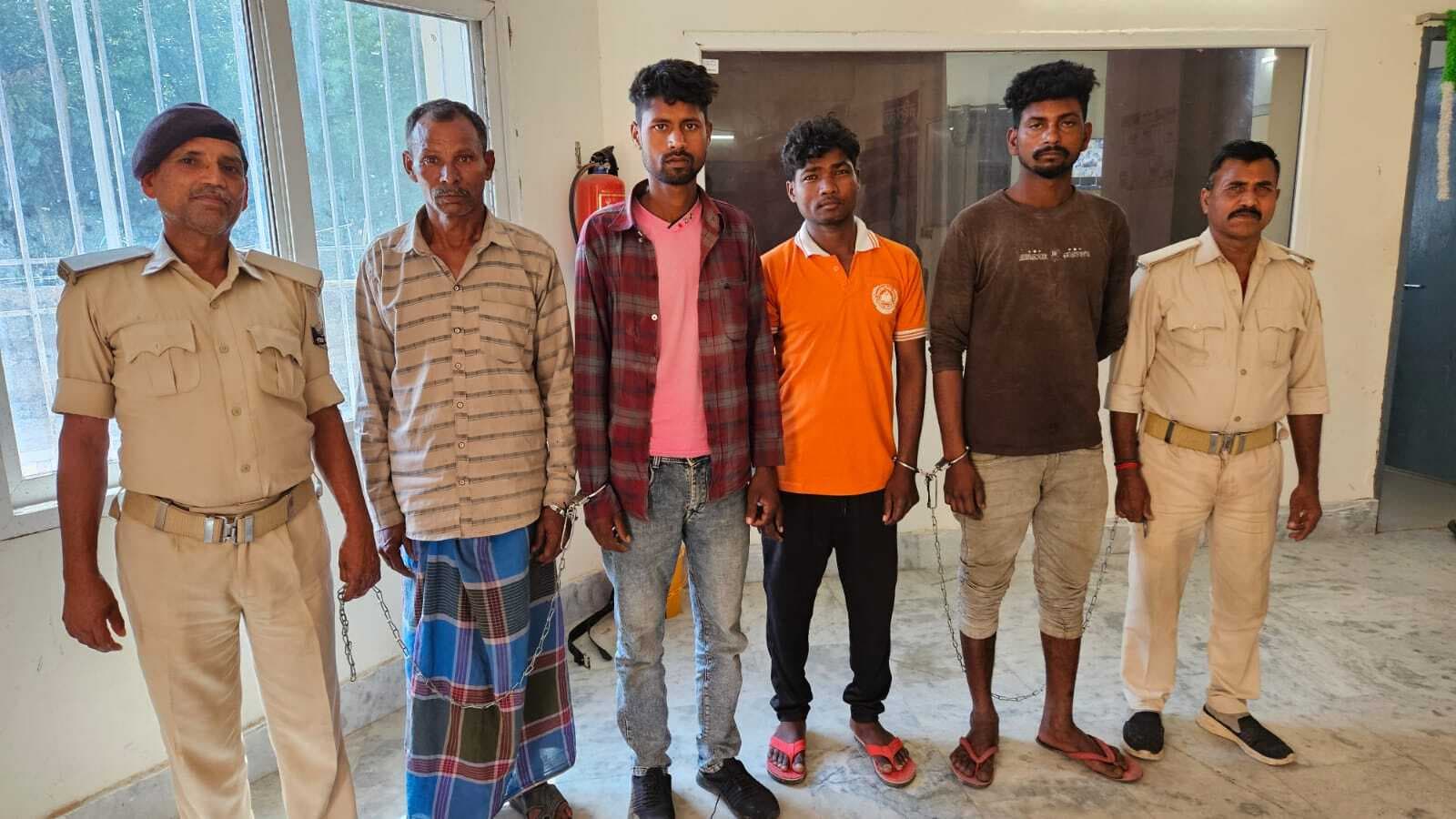 सड़क पर हंगामा करते चार नशेड़ी को पकड़ा