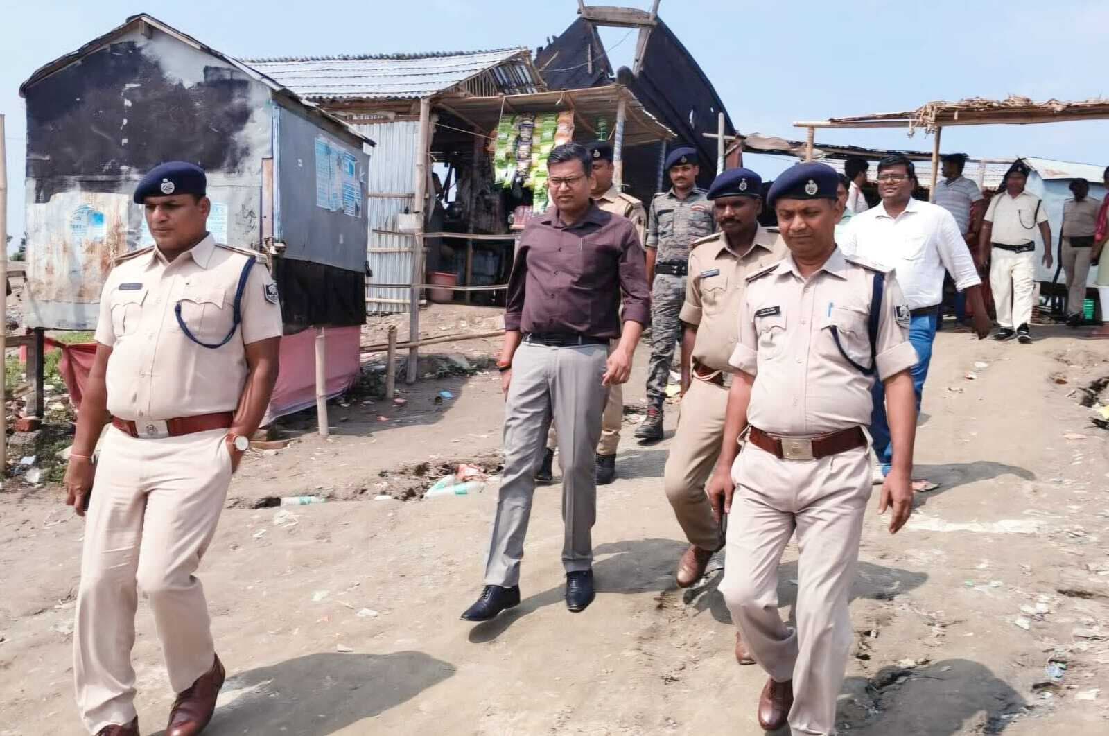 लाइफ जैकेट पहनाकर ही यात्रियों को कराएं नदी पार, एसडीएम