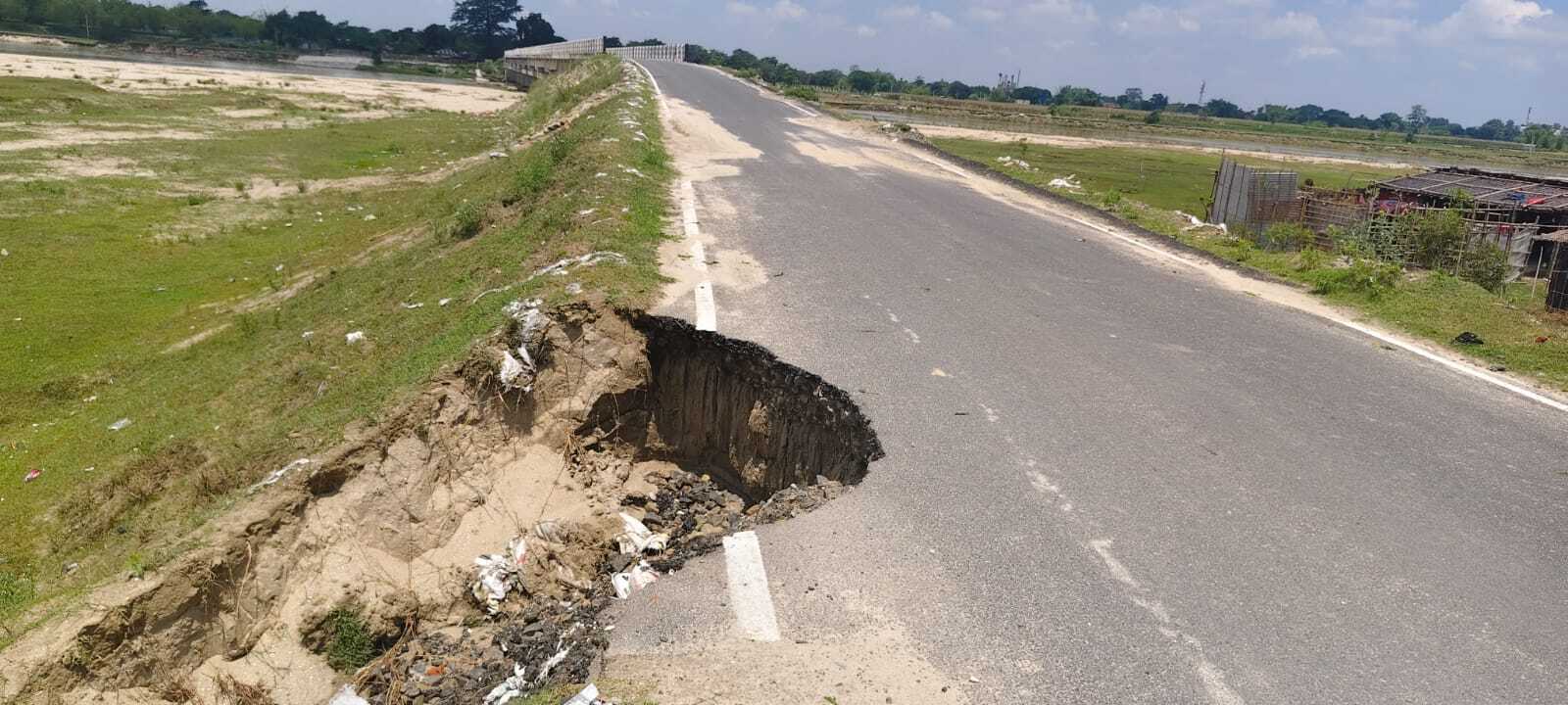 पोठिया में 11 माह पहले बनी सड़क धंसी, जांच की मांग