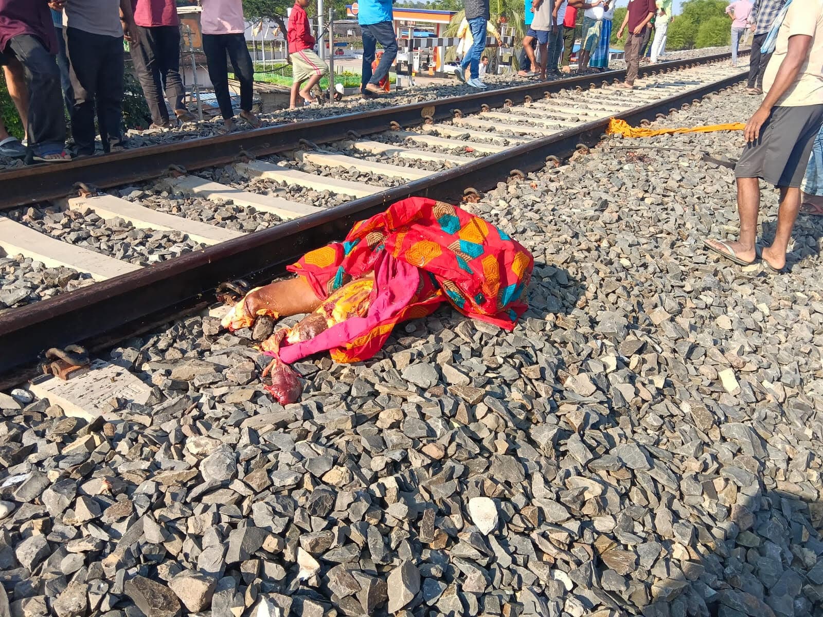 महिला ने ट्रेन के सामने कूद कर दी जान
