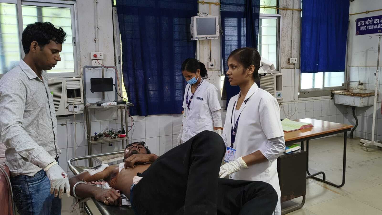 वाहन की टक्कर से युवक गंभीर घायल, पटना रेफर