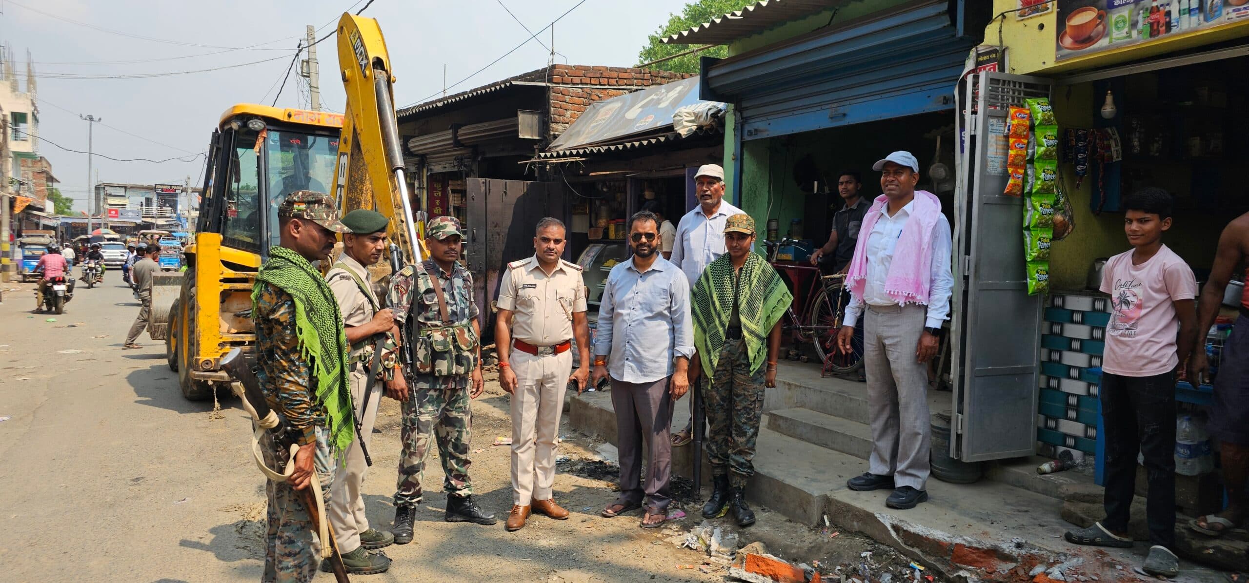 खैरा बाजार में चला अतिक्रमण हटाओ अभियान, सड़कों को कराया खाली