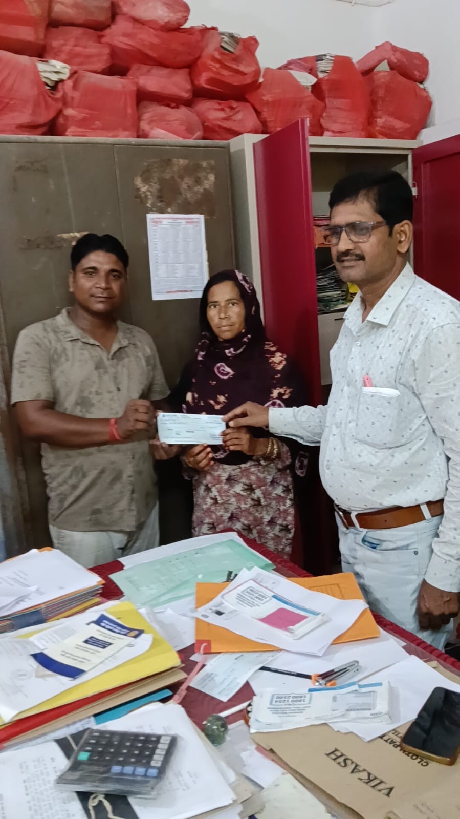 सीओ ने मृतक के आश्रित को सौंपा ₹4 लाख का चेक