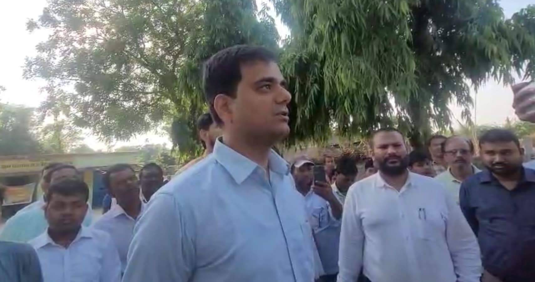 डीएम ने कटाव निरोधी कार्य व नाव परिचालन घाटों का किया निरीक्षण