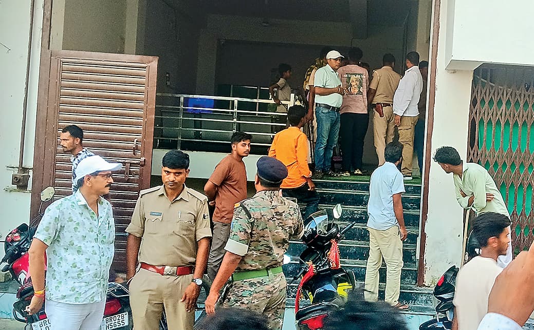 गया में शर्मनाक: 42 हजार के लिए निजी अस्पताल ने घायल को बनाया बंधक, कमरे में जड़ा ताला, पुलिस ने कराया मुक्त