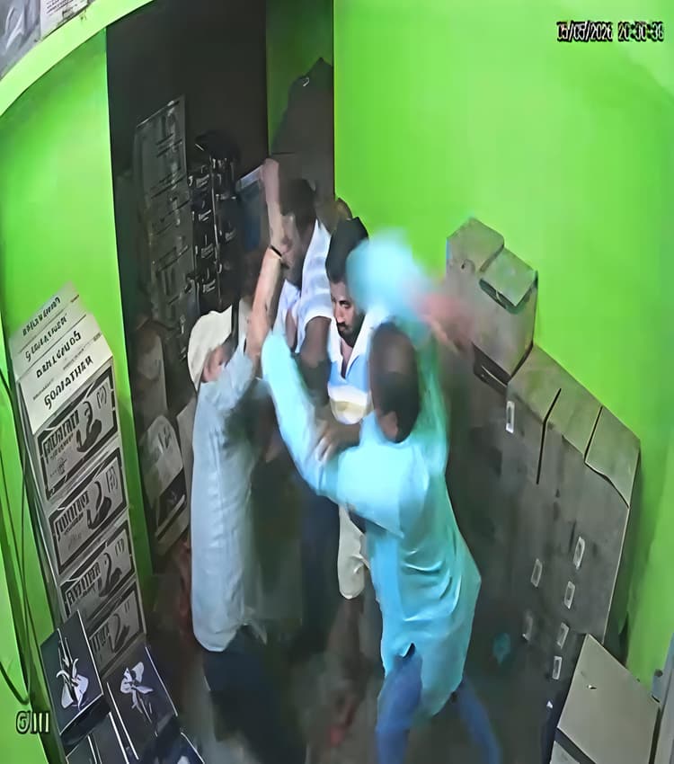 Giridih News :विदेशी शराब दुकान में घुसकर मारपीट व रुपये लूटने का आरोप
