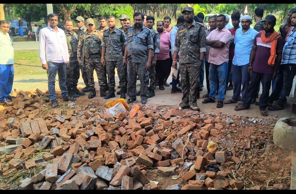 Giridih News :वन विभाग की नोटिस पर स्वत: हटाया अतिक्रमण