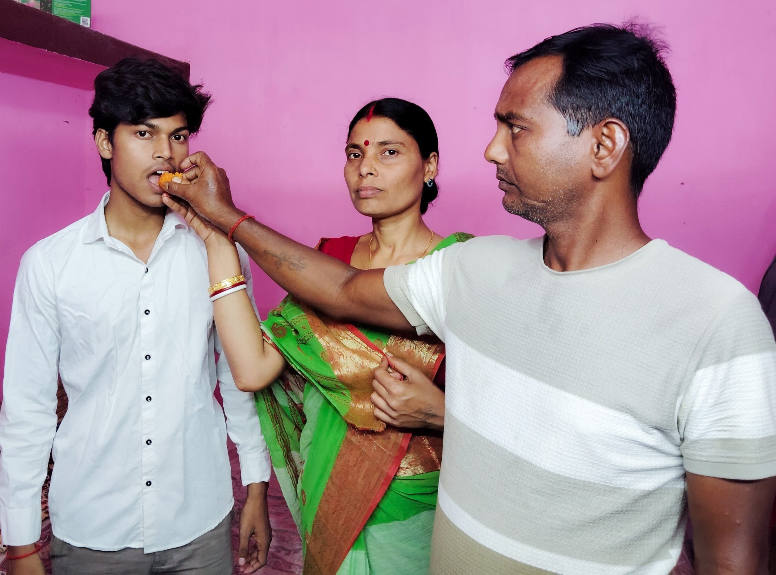 Bokaro News : गुपचुप बेचने वाले के बेटा साइंस में जिले का थर्ड टॉपर