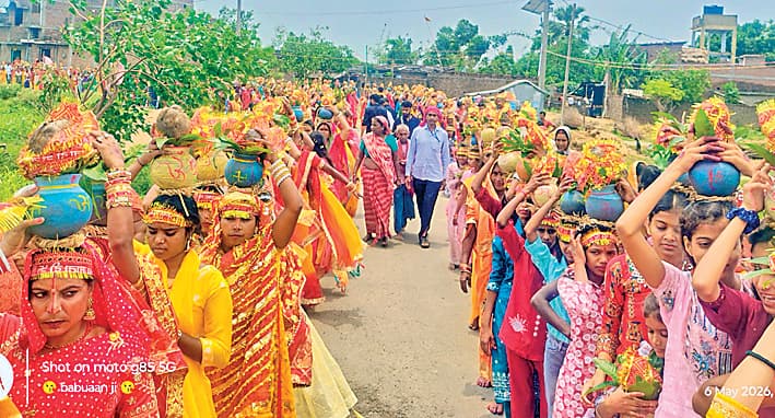 भागवत कथा को लेकर निकाली कलश शोभायात्रा