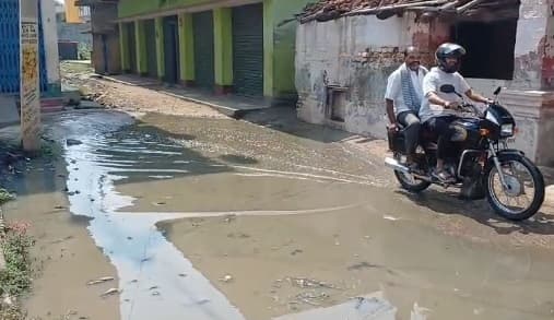 सड़क पर बह रहा नाली का पानी, लोगों को परेशानी