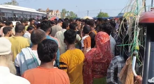 पानी भरे गड्ठे में गिरी बाइक, दो युवकों की मौत