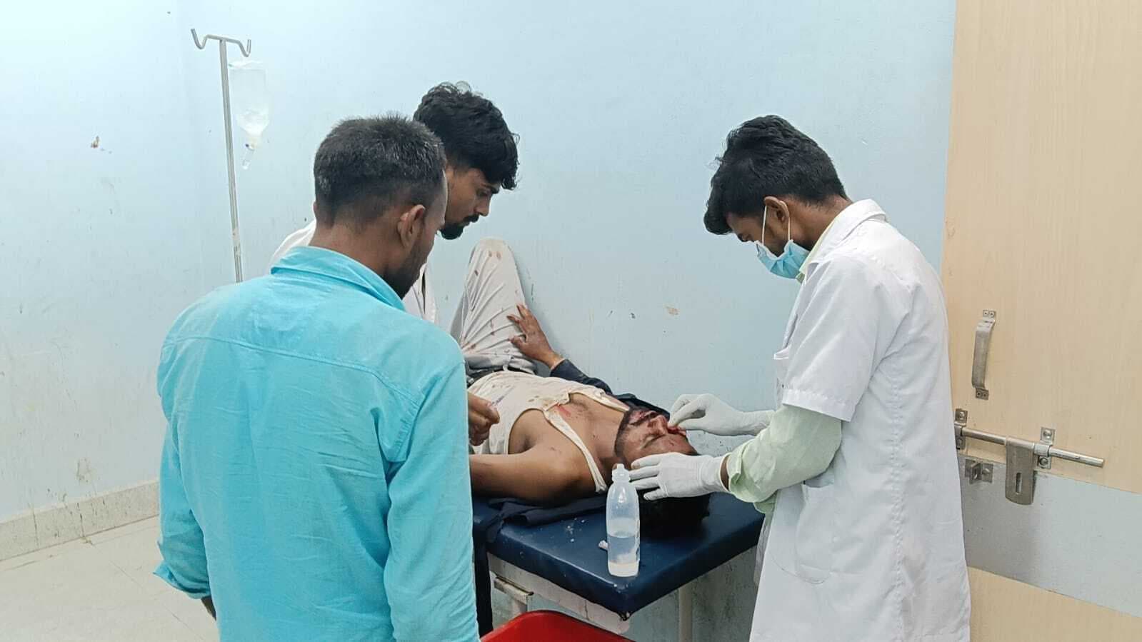 Gopalganj News : कररिया मोड़ पर ट्रैक्टर व बाइक की टक्कर में युवक हुआ घायल