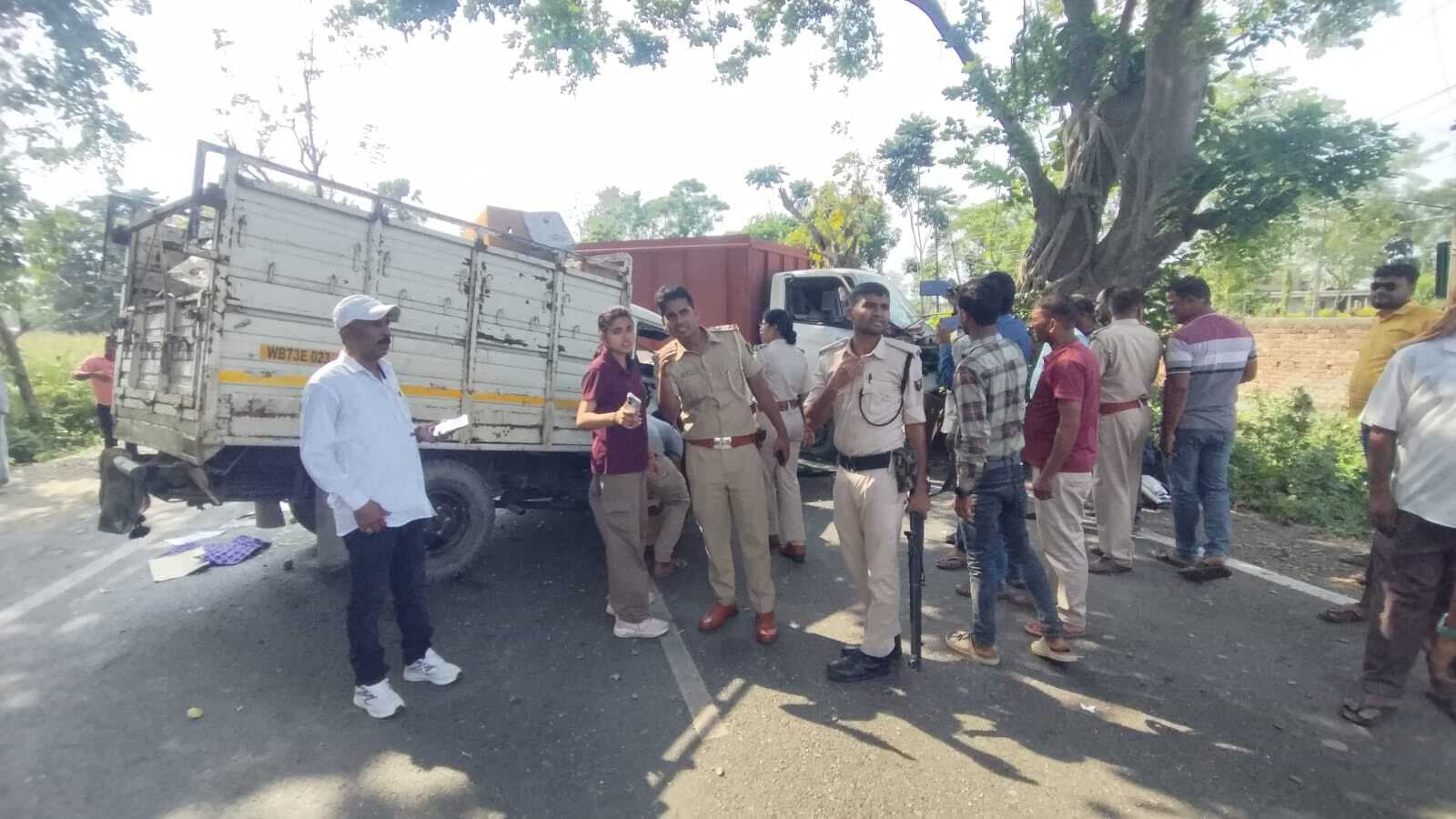 Purnia, टायर फटने के बाद डाक पार्सल गाड़ी से भिड़ी पिकअप वैन