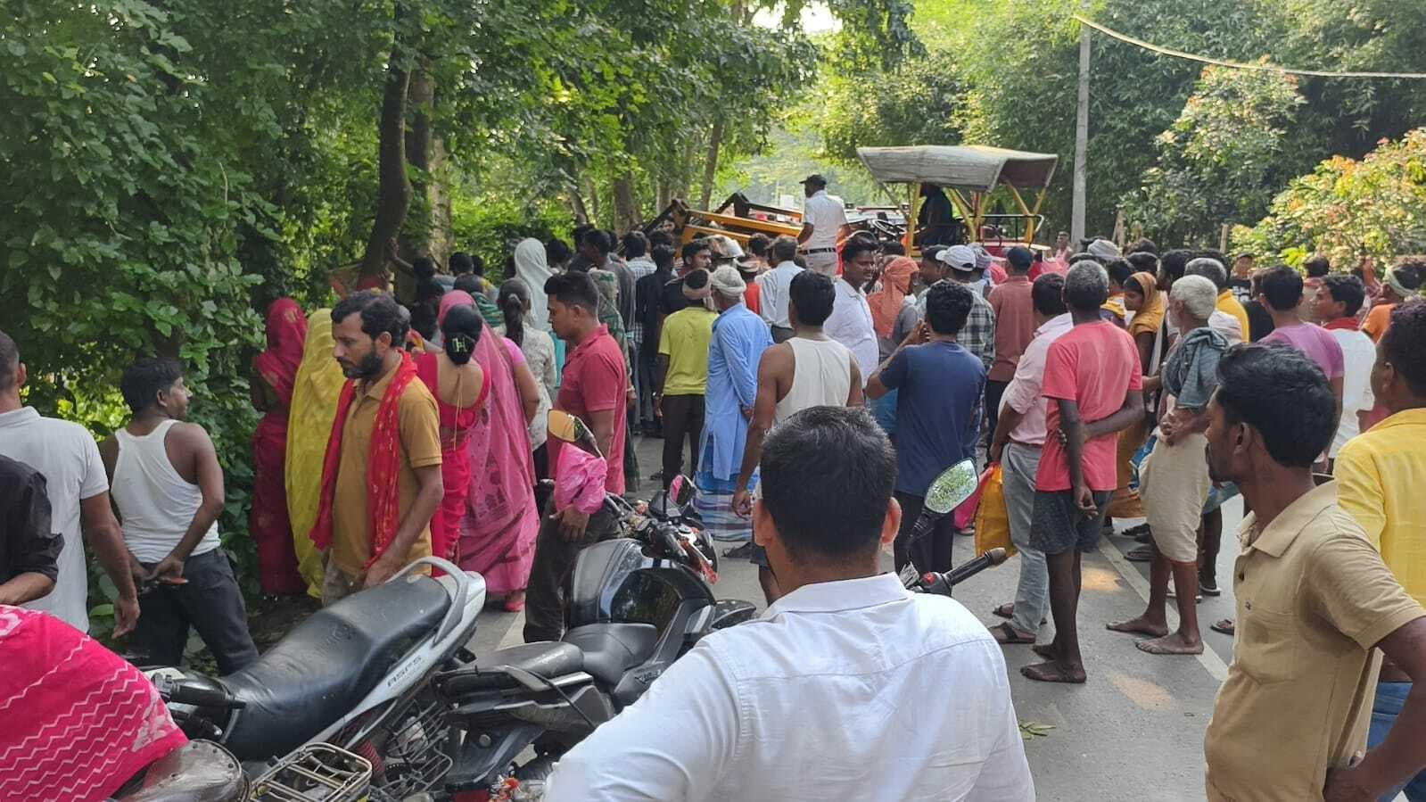 ट्रैक्टर-बाइक की टक्कर में युवक गंभीर रूप से घायल