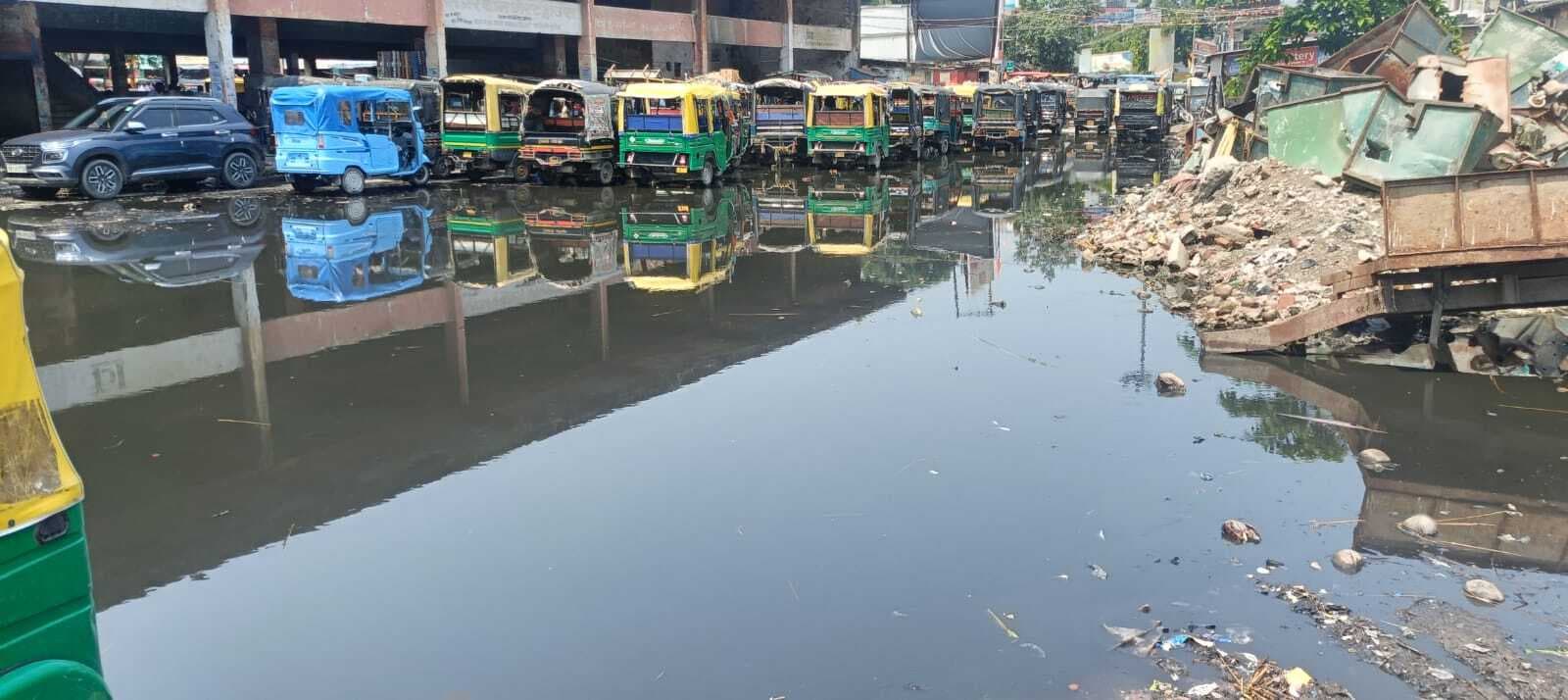 जलाशय में तब्दील शहीद चौक अवस्थित अस्थायी ऑटो स्टैंड