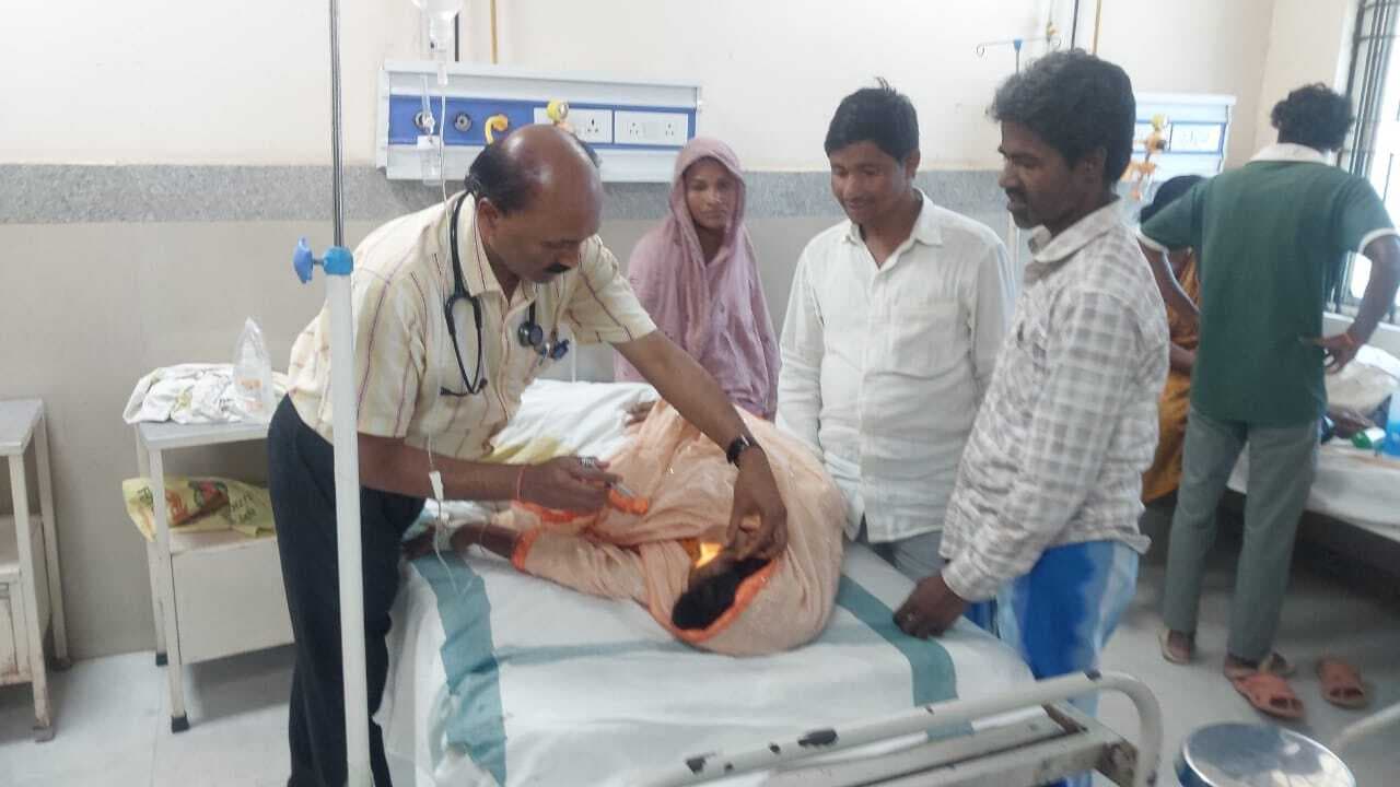 सांप काटने के बाद परिजन मृत सांप लेकर पहुंचे सदर अस्पताल