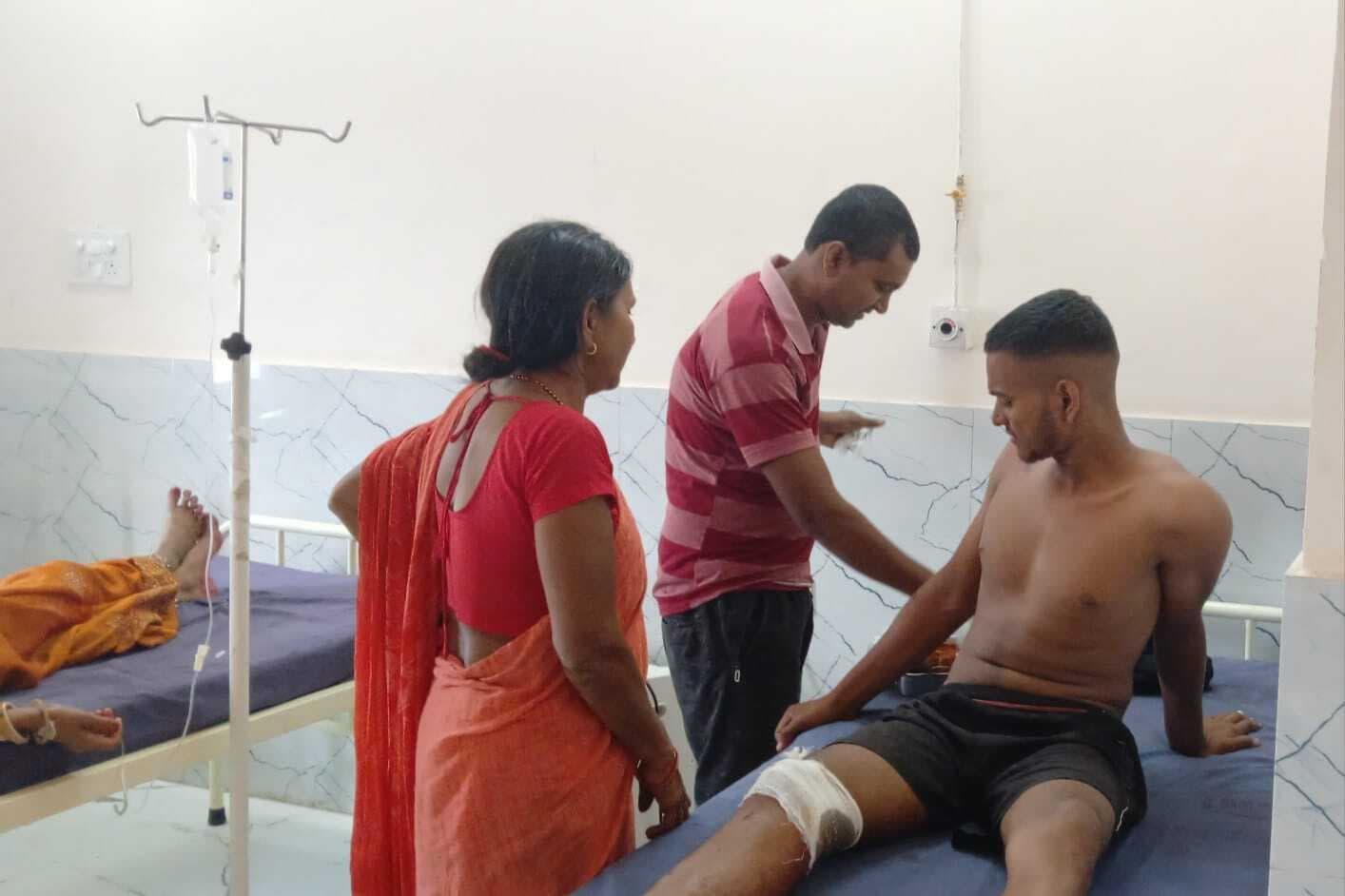 कोसी सड़क पुल पर ट्रक की टक्कर से बाइक सवार भाई-बहन घायल