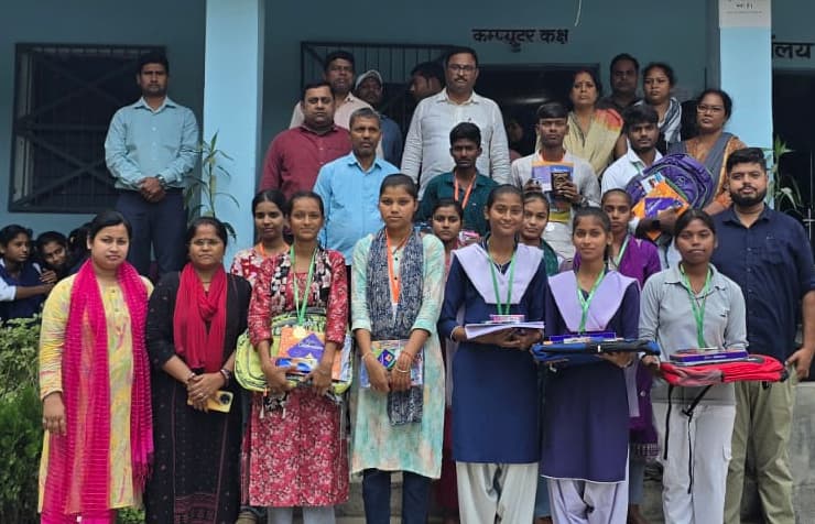 महंत मंगनी दास टोला उच्च विद्यालय के  टॉपर्स हुए पुरस्कृत