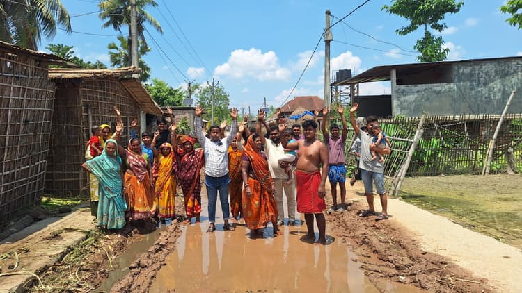 जलजमाव से परेशान ग्रामीणों ने किया प्रदर्शन