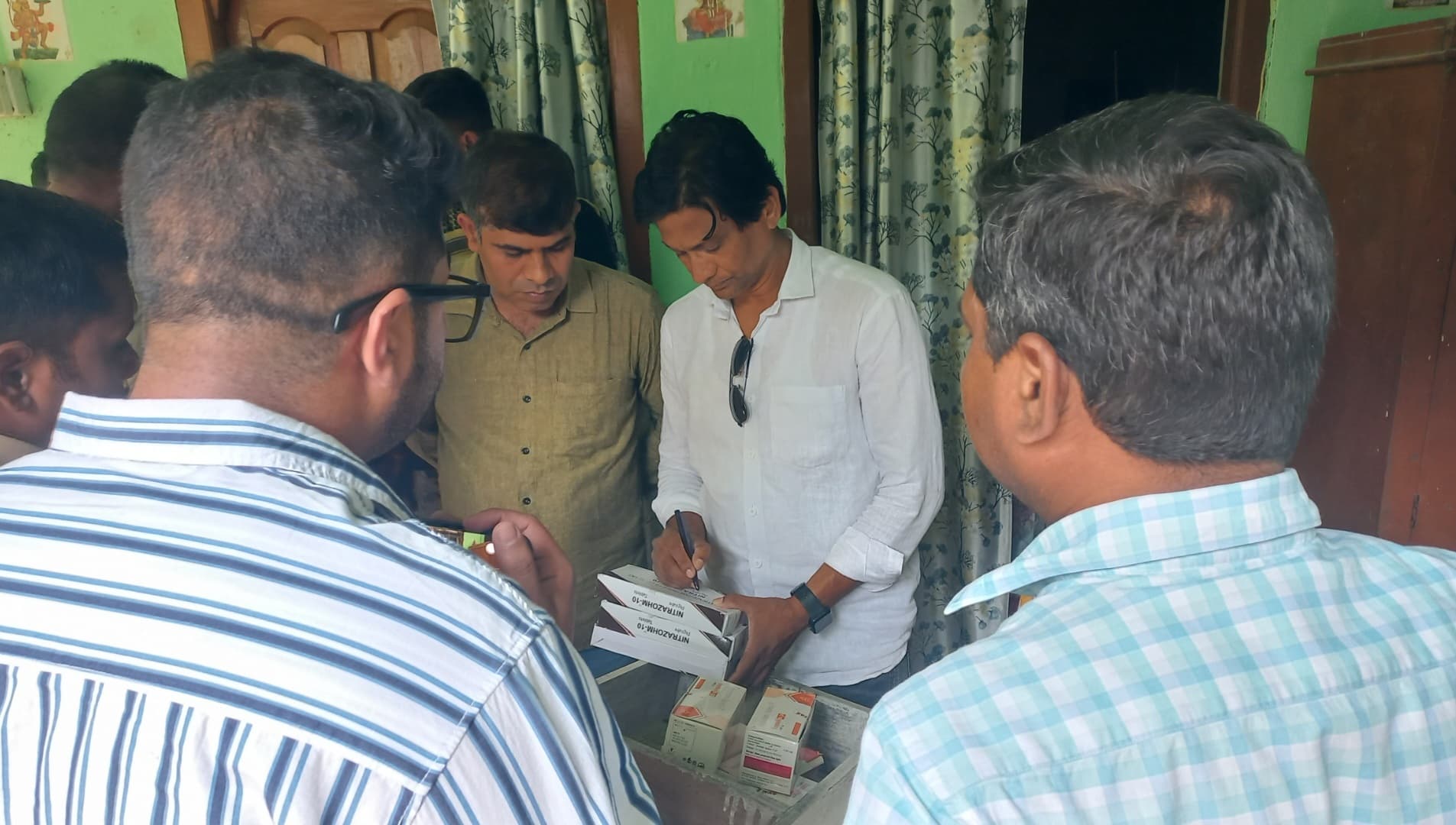 दवा विक्रेता के घर व दुकान में की छापेमारी, दुकानदार हिरासत में