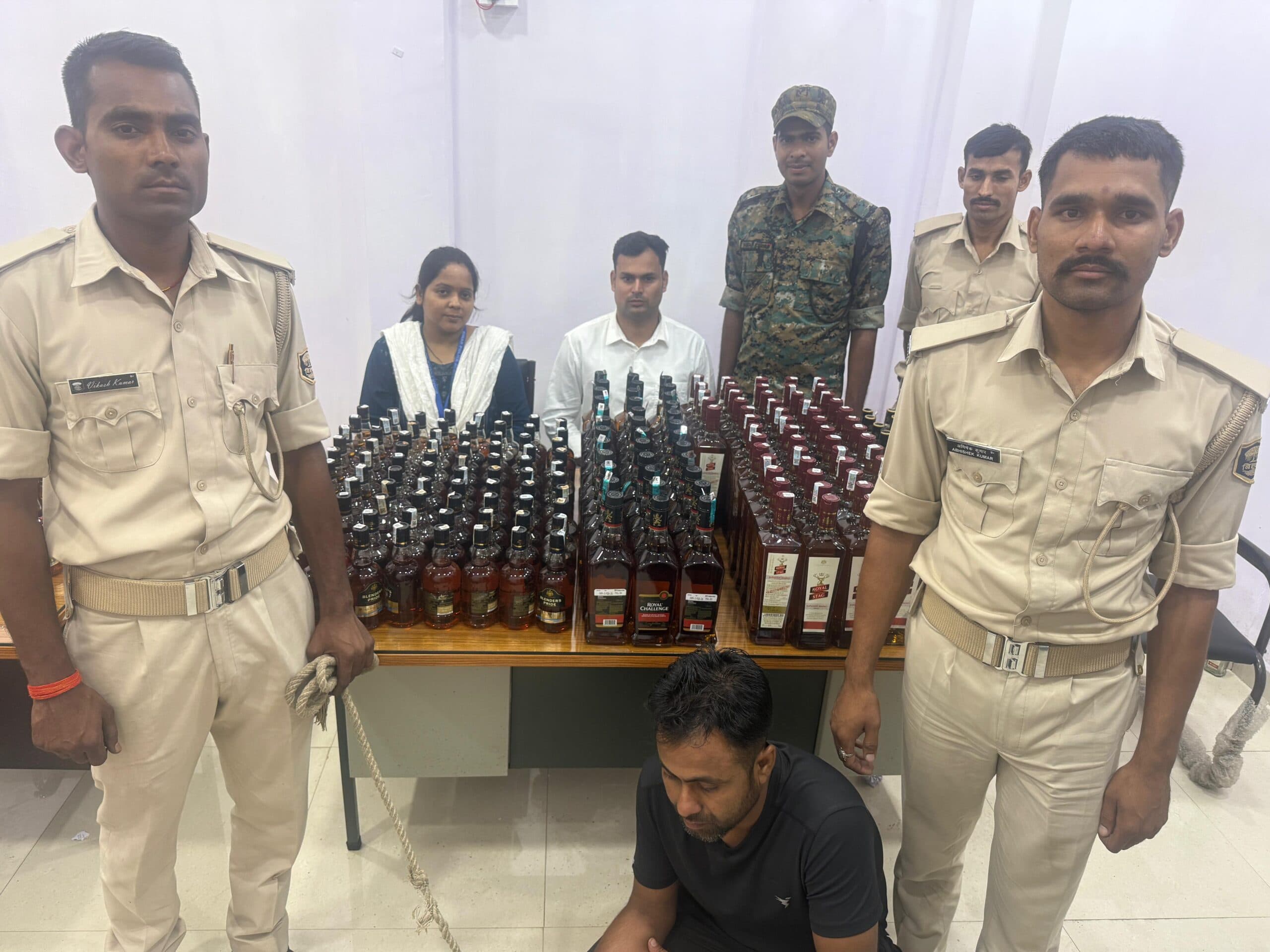 कार से 235 बोतल विदेशी शराब जब्त, धंधेबाज गिरफ्तार