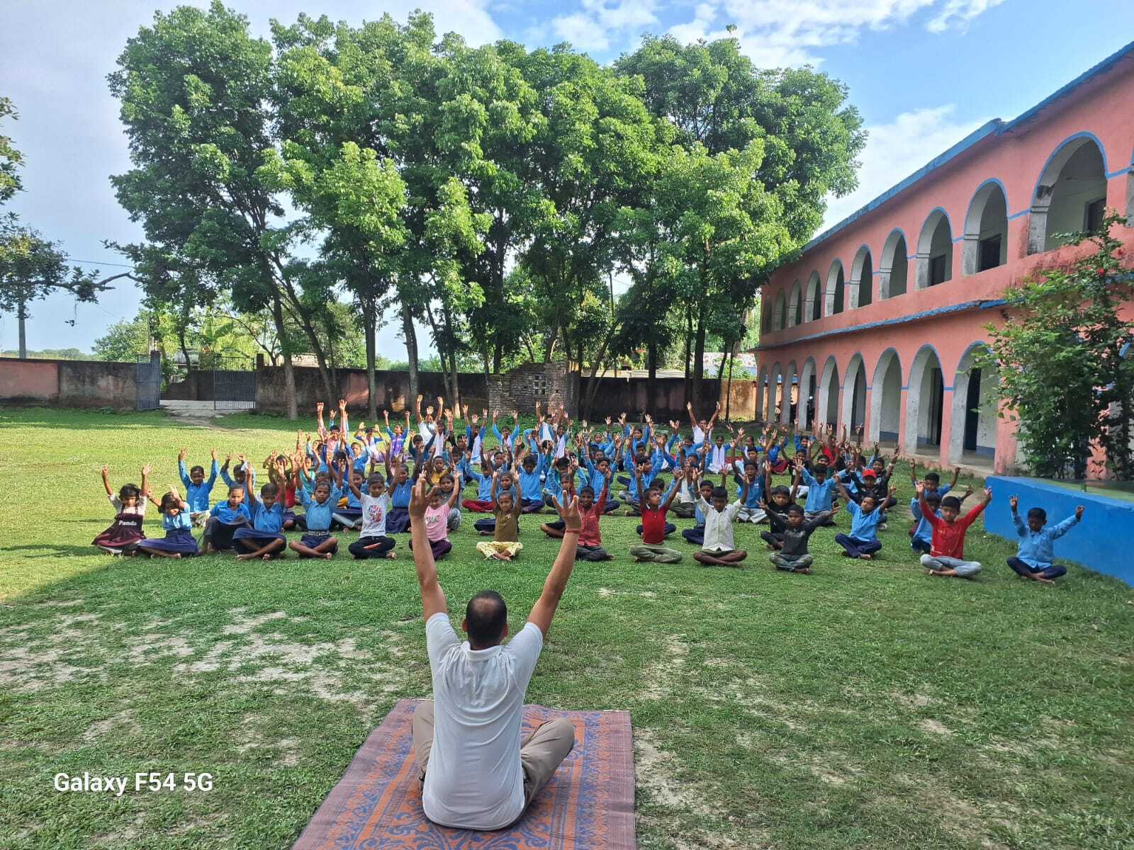 भारत-नेपाल सीमा पर एसएसबी का योग जागरूकता अभियान, स्कूली बच्चों व ग्रामीणों को दिया स्वस्थ जीवन का संदेश