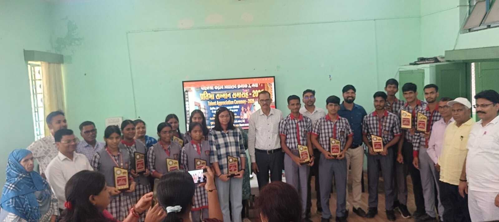 सीबीएसइ 10वीं में उत्कृष्ट प्रदर्शन करने वाले विद्यार्थी सम्मानित