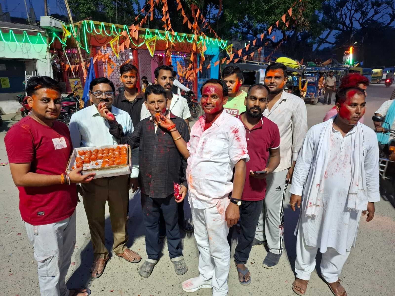 मनिहारी में भाजपा कार्यताओं ने बांटी मिठाई