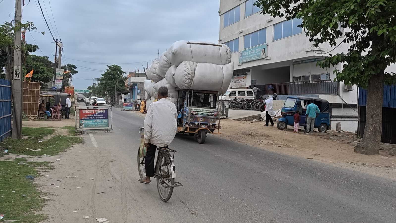 मनसाही में प्रतिबंध के बावजूद सड़कों पर दौड़ रहे जुगाड़ वाहन