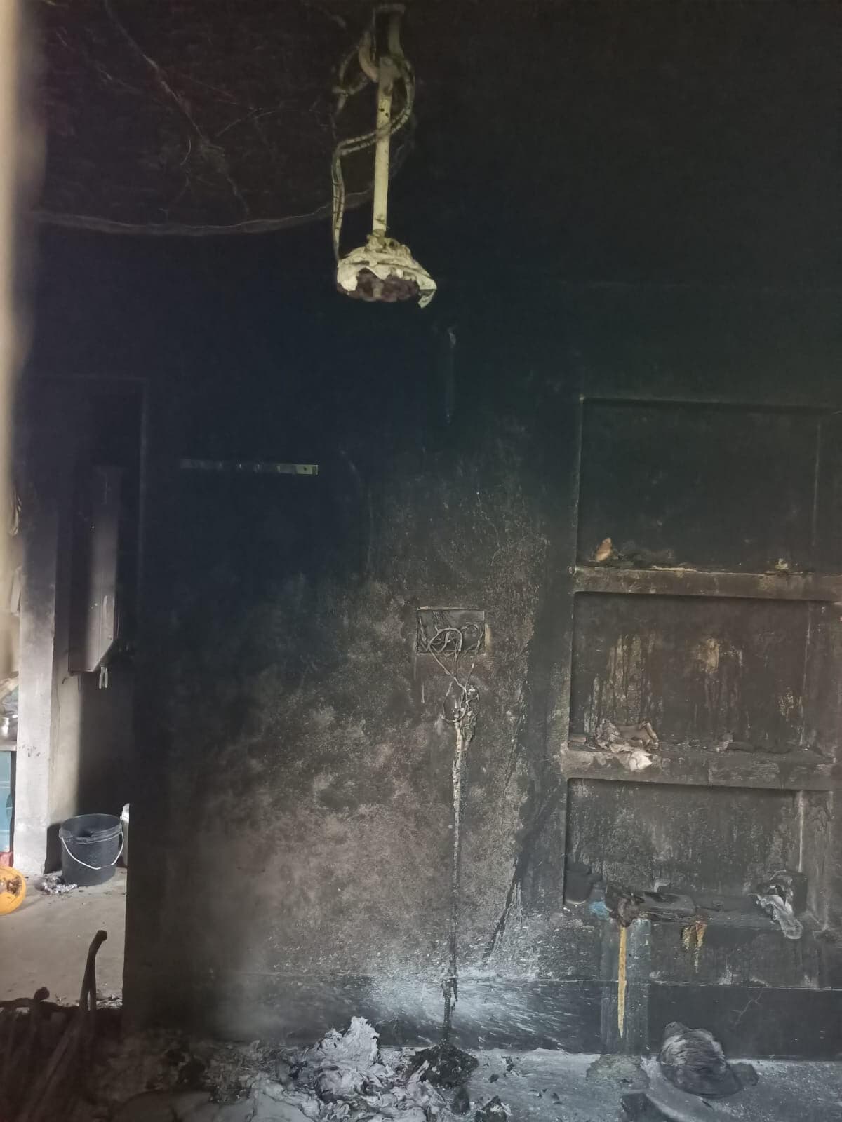 छेड़खानी के विरोध में हिंसा, दंपती पर चाकू से हमला, घर में आगजनी