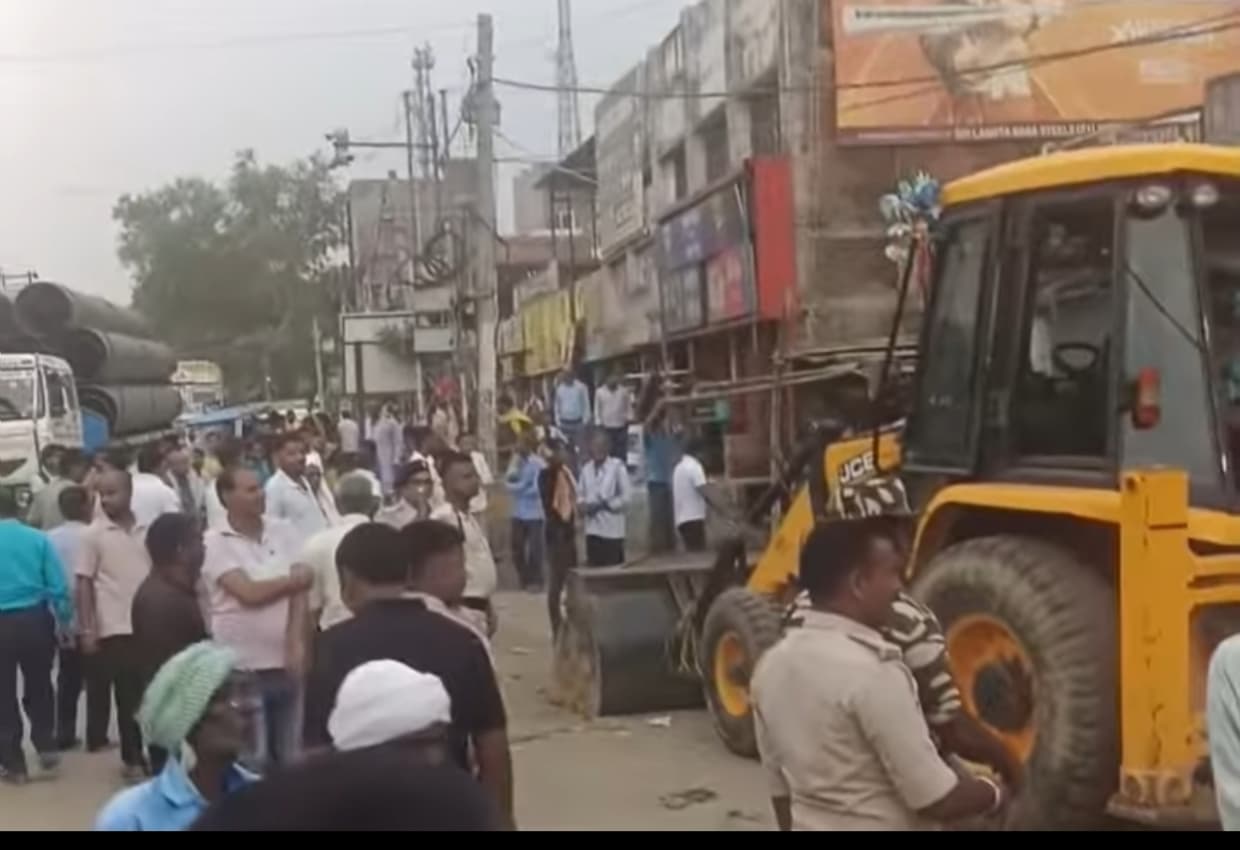 सोनो स्थित एनएच 333 पर अतिक्रमण के विरुद्ध कार्रवाई, चला बुलडोजर