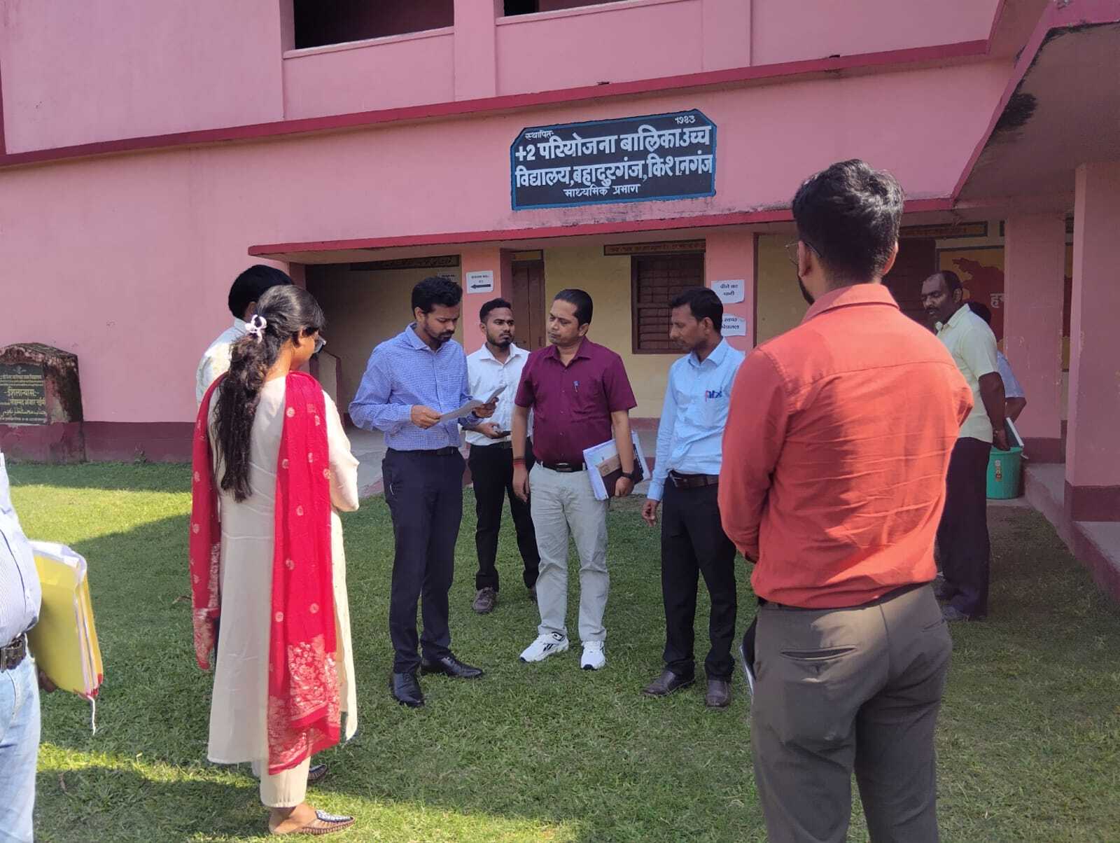 जिलाधिकारी ने प्रोजेक्ट गर्ल्स हाई स्कूल बहादुरगंज का किया निरीक्षण