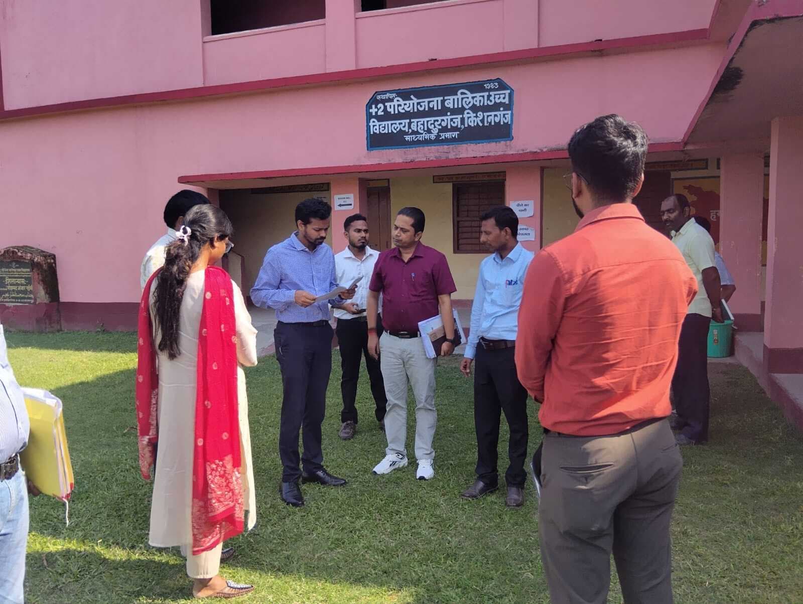 जिलाधिकारी ने प्रोजेक्ट गर्ल्स हाई स्कूल बहादुरगंज का किया निरीक्षण
