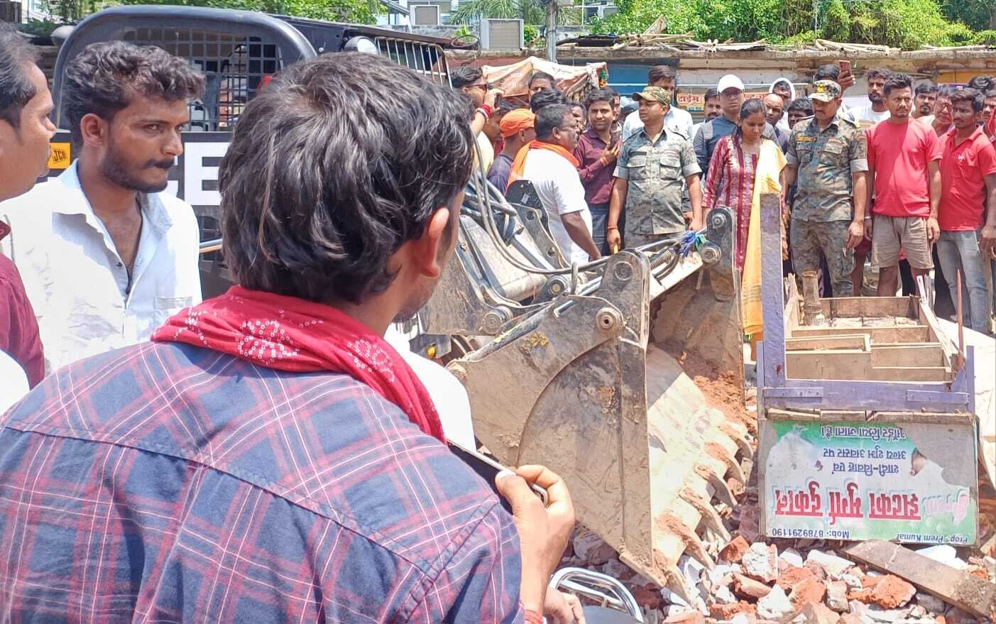 दूसरे दिन भी कचहरी चौक से सदर अस्पताल तक प्रशासन ने हटाया अवैध कब्जा