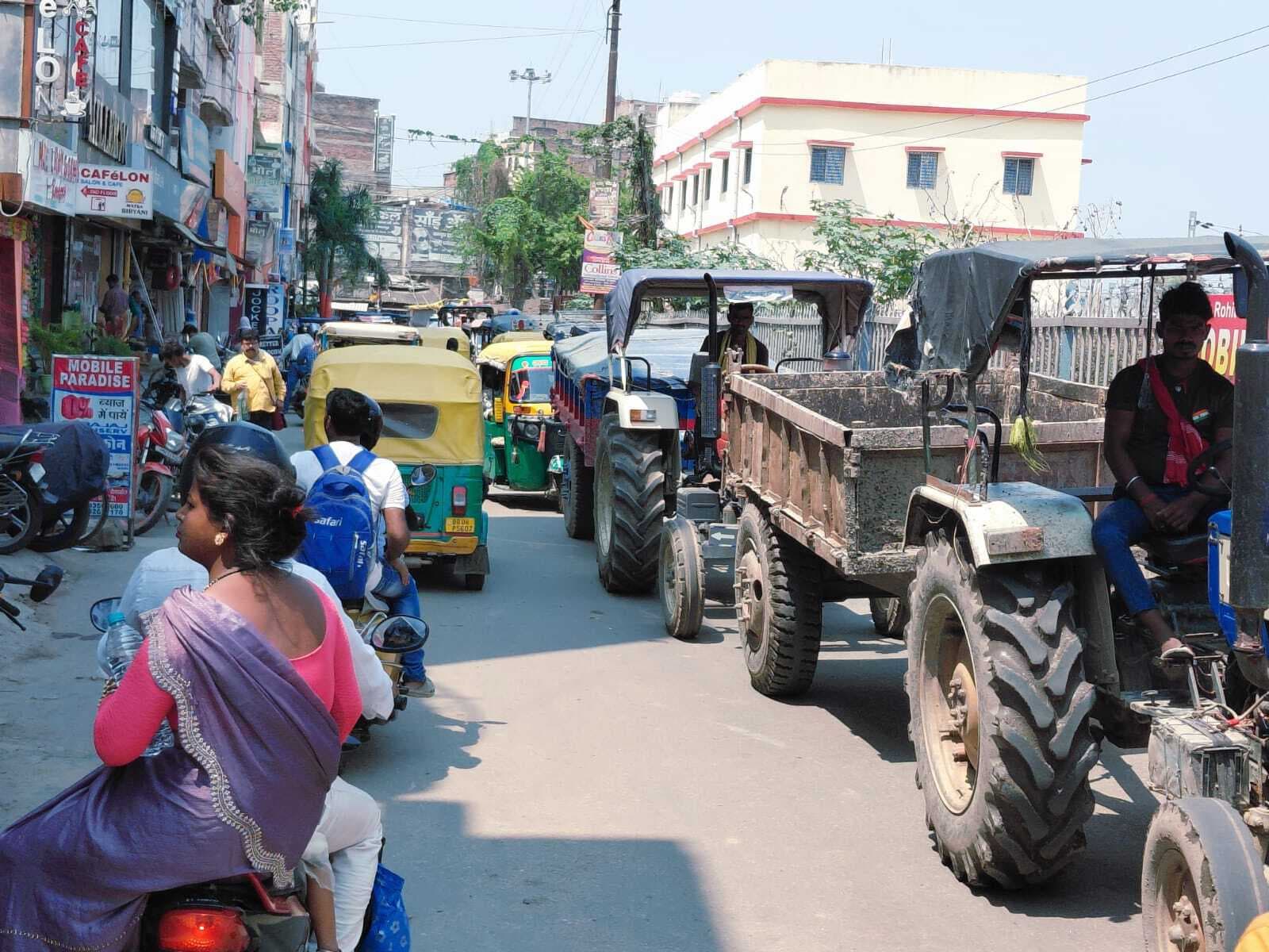 जुबली वेल चौक से स्टेशन पहुंचने में लोगों को तीन मिनट की जगह लगे 30 मिनट